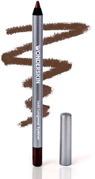 En brun eyelinerpenn med 'WONDERSKIN'-merke, uten hette, viser brune streker den har laget.