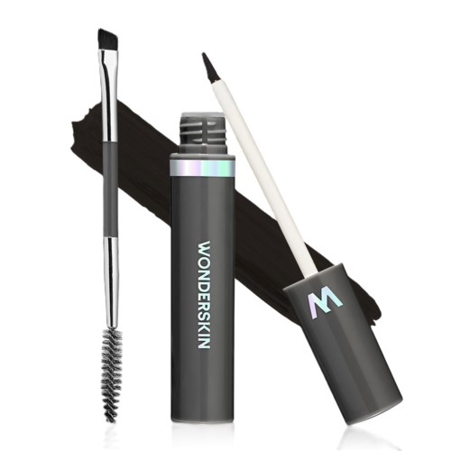 Et makeup-produkt med en liten børste, flytende eyeliner og en svart penselstrøk bakgrunn.
