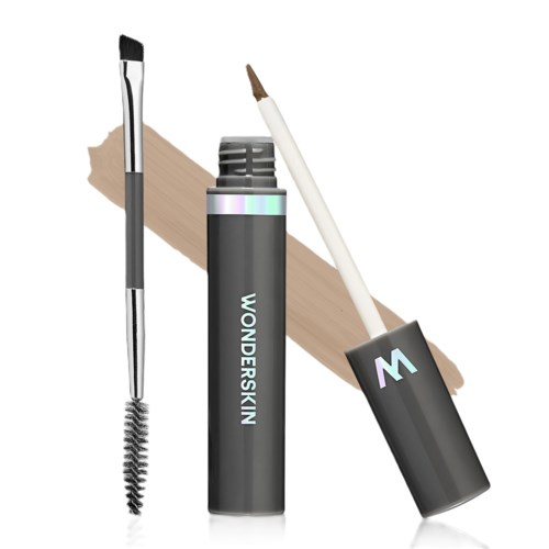 En sminkeproduktsett inkluderer en spoolie-børste, concealestick og flytende applikator med børster.