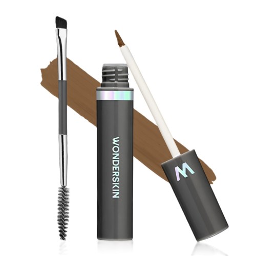 En øyenbrynsbørste, en flytende øyenbrynsblyant og en øyenbrynsgel med børste, alle brukt til øyenbrynsmakeup.