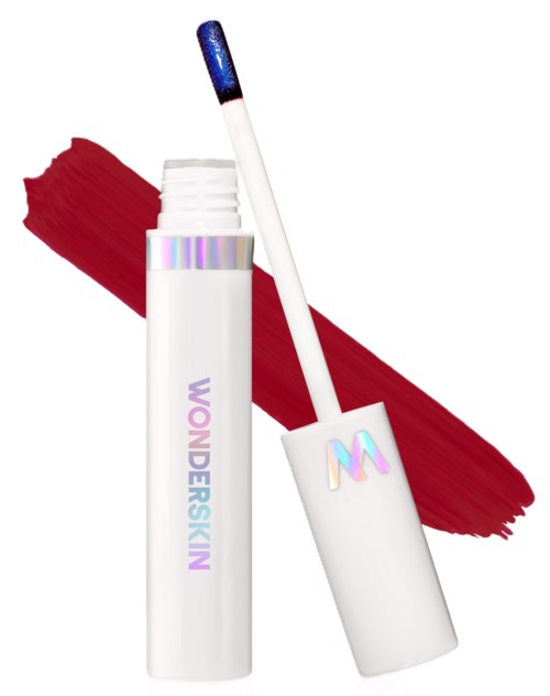 En hvit leppepommeliner med regnbuebokstaver, blå skinnende gloss, og en rød leppestiftflekk i bakgrunnen.