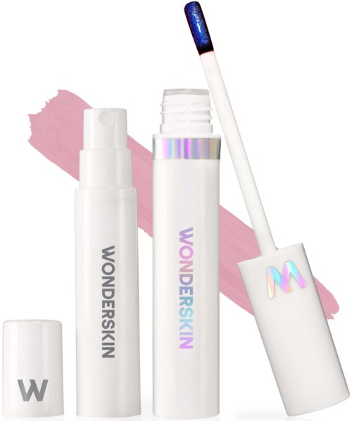 Lipgloss eller flytende leppestift med hvit tube, påføringsapplikator og rosa bakgrunn.