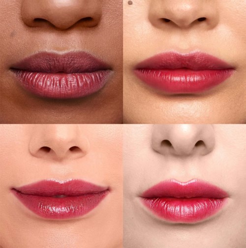 Fire bilder av lepper som viser ulike nyanser av leppestift og lipgloss.