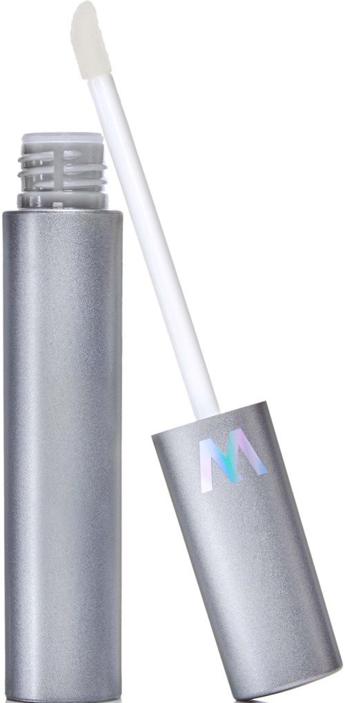 Sølvfarvet rør med påsat børstepensel, sandsynligvis lip gloss eller flydende læbestift. Låget har en farverig 'M'-logo.