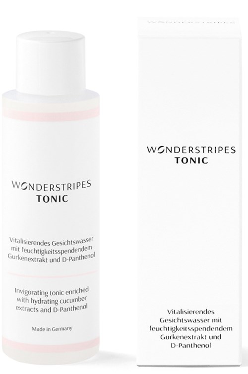 En vit flaska och förpackning märkt 'Wonderstripes Tonic', som nämner återfuktning med gurkextrakt och D-Panthenol.