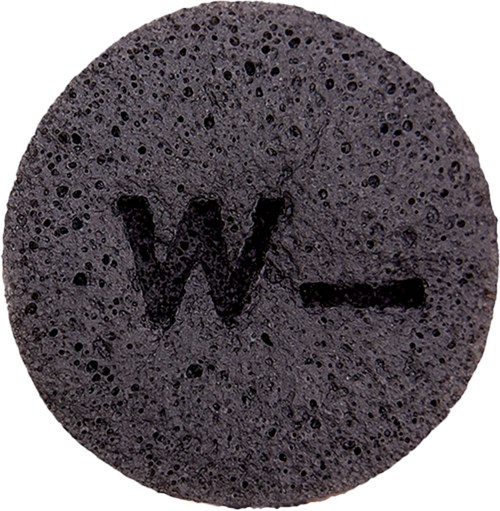 Okrągła, porowata czarna tabletka z literą 'W' i kreską, prawdopodobnie symbol pogodowy lub chemiczny.
