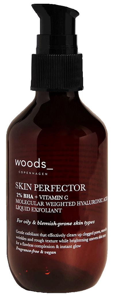 Een donkerbruine fles met pomp, gelabeld huidverzorgingsproduct voor vette huid met ingrediënten zoals BHA, vitamine C en hyaluronzuur.
