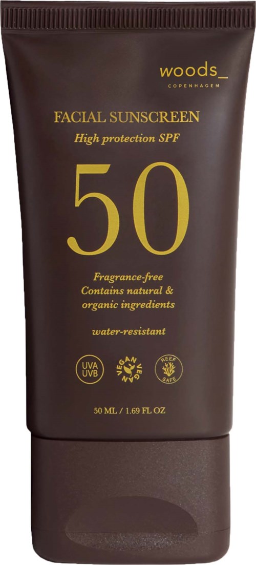 Een bruine tube van Woods gezichts zonnebrandcrème met SPF 50. Vermelding van hoge bescherming, natuurlijke ingrediënten, waterbestendig.