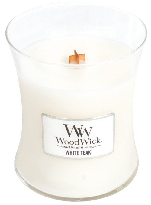 Ett vitt ljus i ett klart glas med en trästicka, märkt WoodWick White Teak.