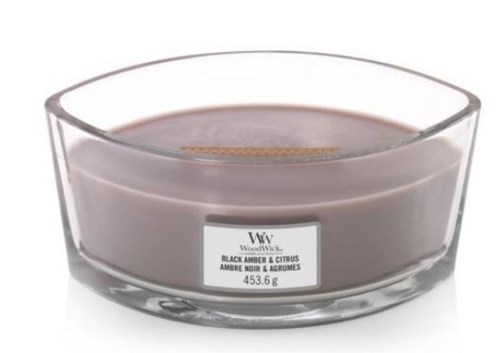 Et glasslys med etiket for duften Svart rav og sitrus, veier 453,6 gram.