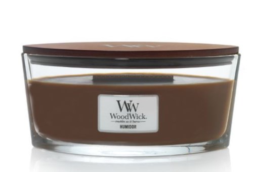 Szklany słoik z brązową pokrywką zawiera czekoladową świecę. Na słoiku jest etykieta z logo WoodWick.