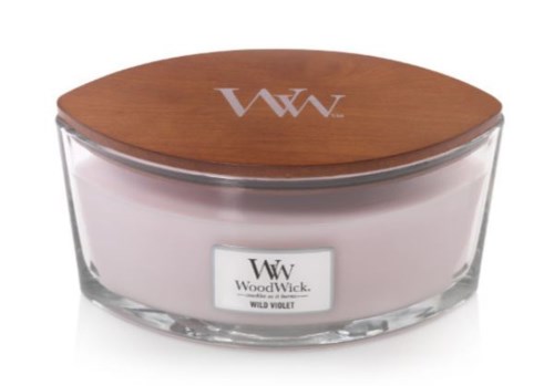 Ett ljus i glas med ett träluck märkt 'WoodWick' och 'Wild Violet'.