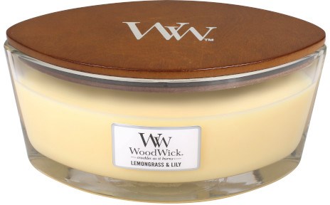 Ett ljus i ett glas med ett trälock. Etiketten visar att det är från WoodWick med en citron gräs doft.
