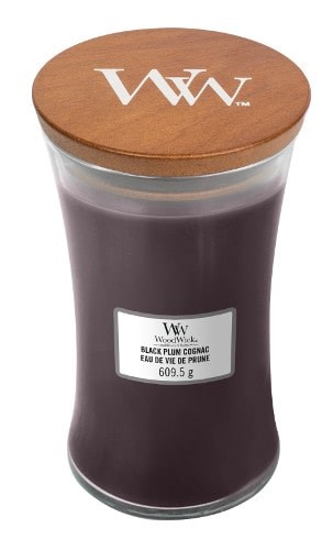 Ett ljus i ett glas med ett trälock, märkt Wood Wick, doft av svart plommon och konjak.