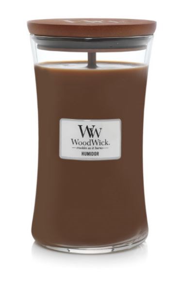 Ett brunt doftljus i en glasburk med ett trälock, märkt 'WoodWick' och 'Humidor'.