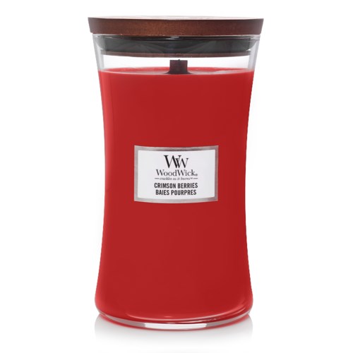 En röd ljus i en glasburk med trätopp, märkt 'WoodWick' och 'Crimson Berries'.