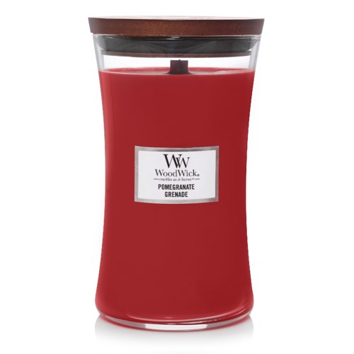 Ett rött ljus i ett glas med trälock, märkt WoodWick Pomegranate Grenade.