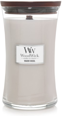 Et stort lys i klar glasskrukke med brunt lokk, merket "WoodWick Warm Wool."