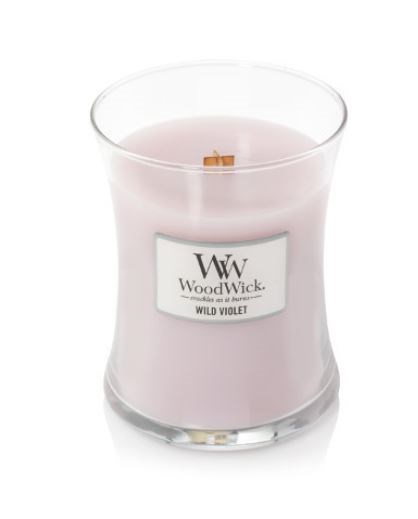 Ett rosa doftljus i ett klart glas med etiketten 'WoodWick Wild Violet.'