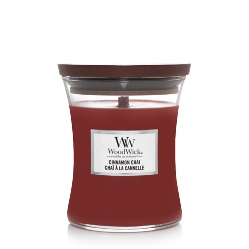 Röd ljuslykta med svart lock, märkt 'Cinnamon Chai' av WoodWick.