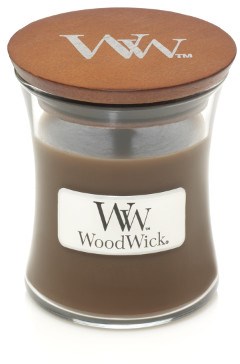 Ett litet glasväskelys med lock, märkt 'WoodWick', med doftande vax.