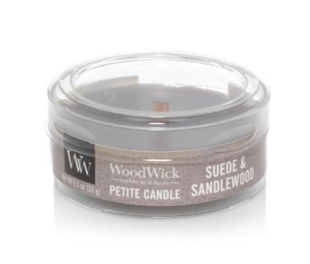 Ett litet, genomskinligt plastljus med lock, märkt "SUEDE & SANDALWOOD" från WoodWick.