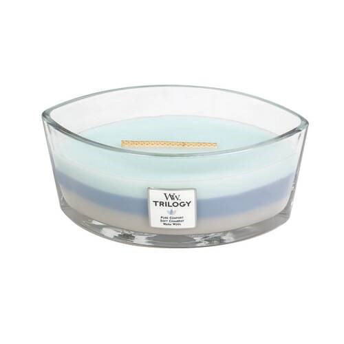 Een grote glazen kom kaars met lagen blauw en wit was en een houten lont.