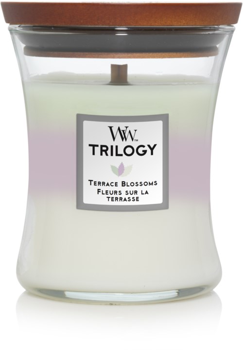 Ett doftljus i ett glas med trälock, märkt 'Terrace Blossoms' med lila och gröna detaljer.