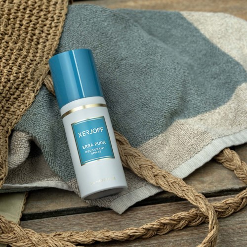 En roll-on deodorant spray på en handduk, med ett rep i närheten, i en rustik miljö.