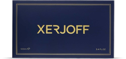 Mörkblå box med guldig text som säger 'XERJOFF'. Små detaljer inkluderar storleksinformation. Elegant design, troligen förpackning för parfym eller kosmetika.