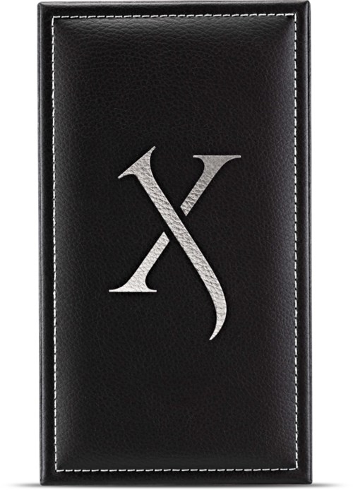 En svart rektangulär låda med vit söm och en silverlogga 'XS' i mitten.