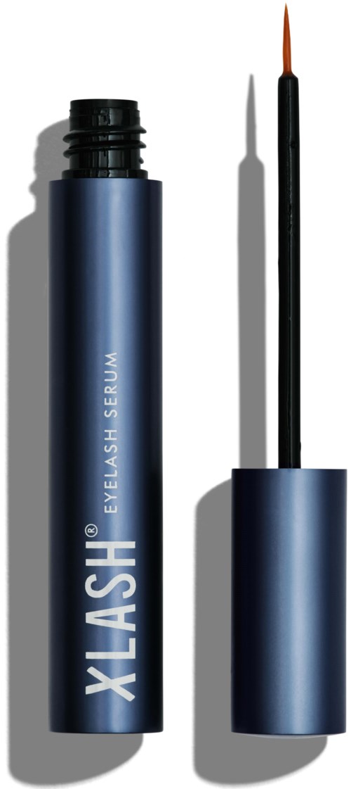 Eine blaue zylindrische Flasche mit einem Applikator für Wimpernserum, beschriftet 'XLASH EYELASH SERUM'.