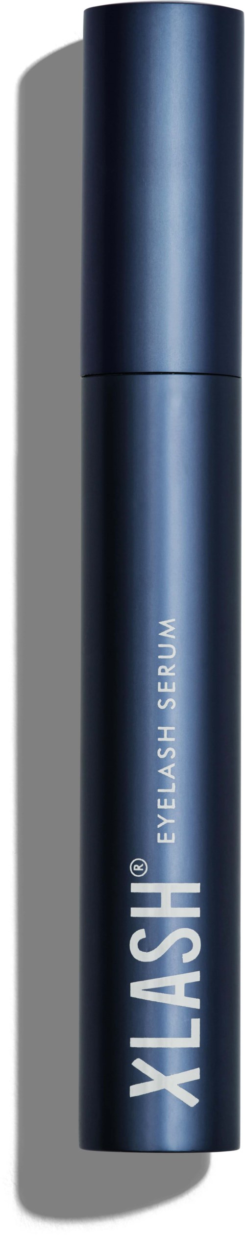 Eine blaue Tube mit der Aufschrift 'Xlash Eyelash Serum' steht aufrecht vor einem schwarzen Hintergrund.