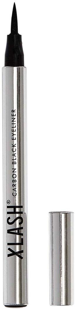 En silverpenna med svart spets, märkt Xlash Carbon Black Eyeliner, med en silverfärgad lock bredvid.