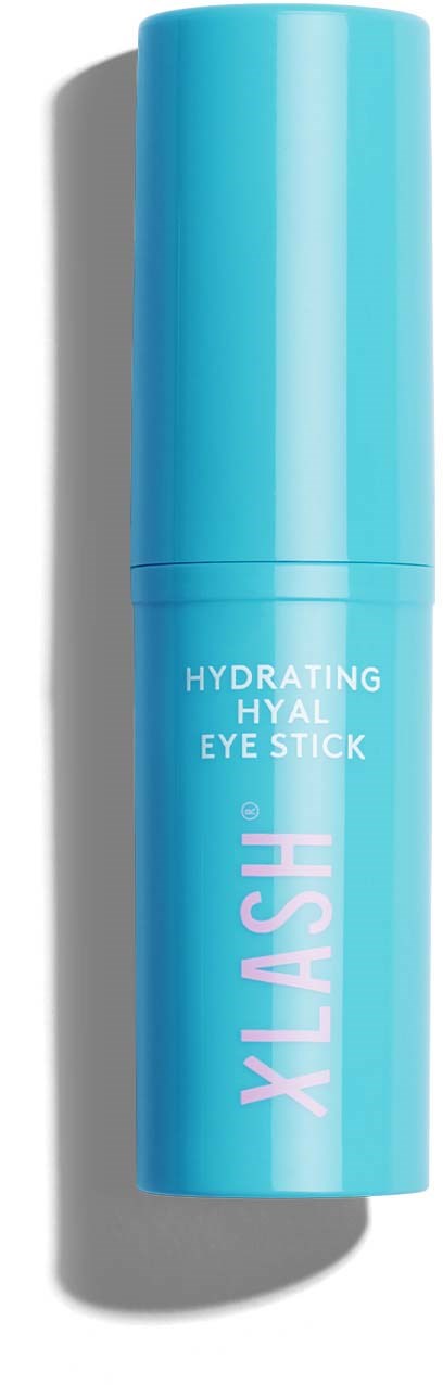 Sininen pyöreä putkilo, jossa lukee 'Xlash Hydrating Hyal Eye Stick', seisoo pystyasennossa.