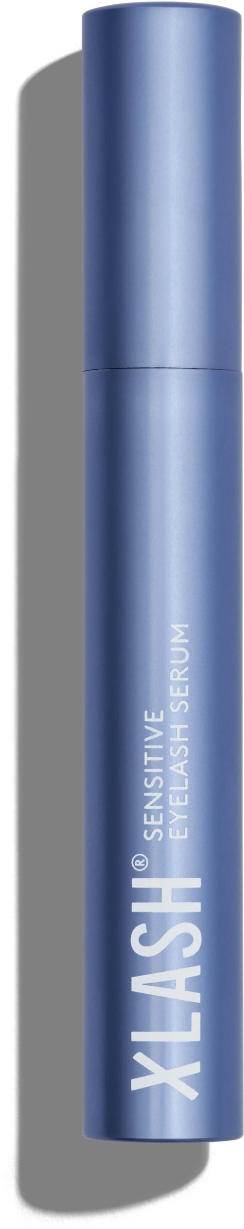 Niebieski cylindryczny pojemnik, najprawdopodobniej kosmetyk lub produkt do pielęgnacji skóry, z napisem 'Xlash' i 'Sensitive Eye Serum'.