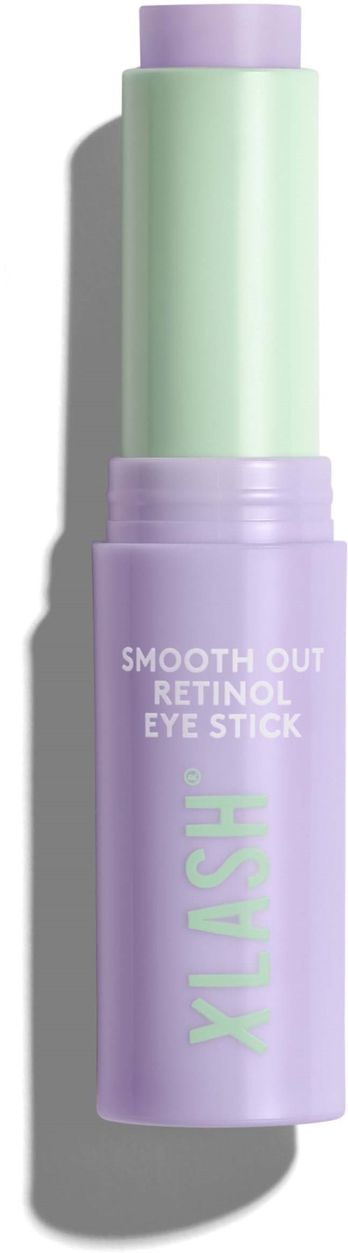 Violetti silmänhoitoharja vihreällä kärjellä, etiketti 'Smooth Out Retinol Eye Stick,' seisoo pystyssä.