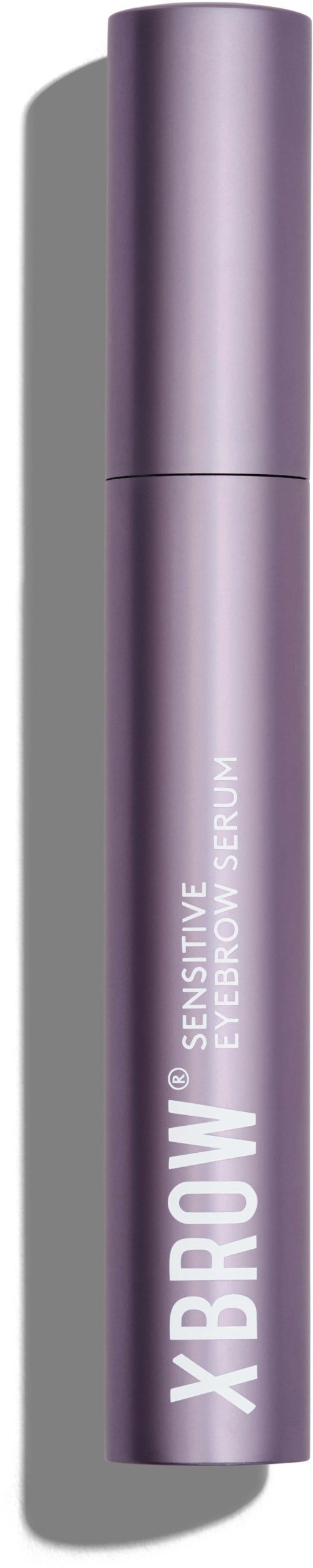 En lila behållare märkt X BROW Sensitive Eyebrow Serum står vertikalt på en vit bakgrund.