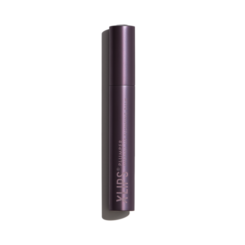 En lila cylindrisk produkt med lock, märkt 'XLS Plumper', står upprätt mot en svart bakgrund.