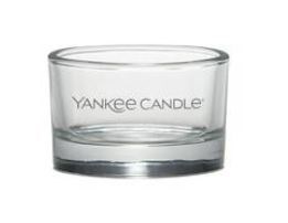 En klar glasslysbeholder med Yankee Candle-logo på.