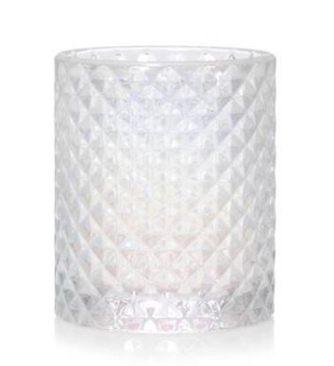 Ein klarer Glaswindlicht mit Diamantenmuster und einer weißen Kerze innen.
