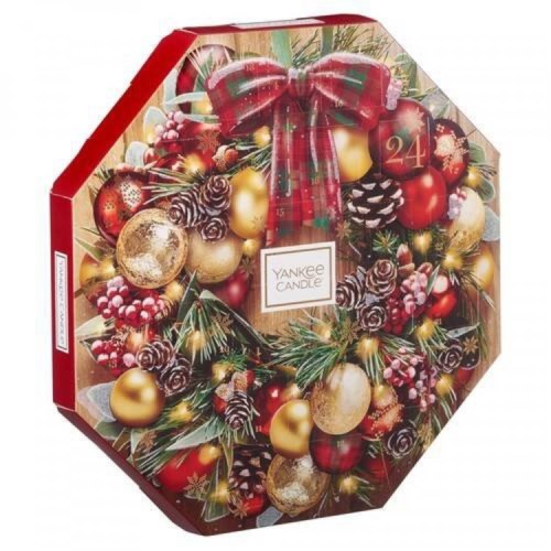 En festlig julgranskrans med röda, guld och gröna prydnader, tallkottar och en stor röd rosett.