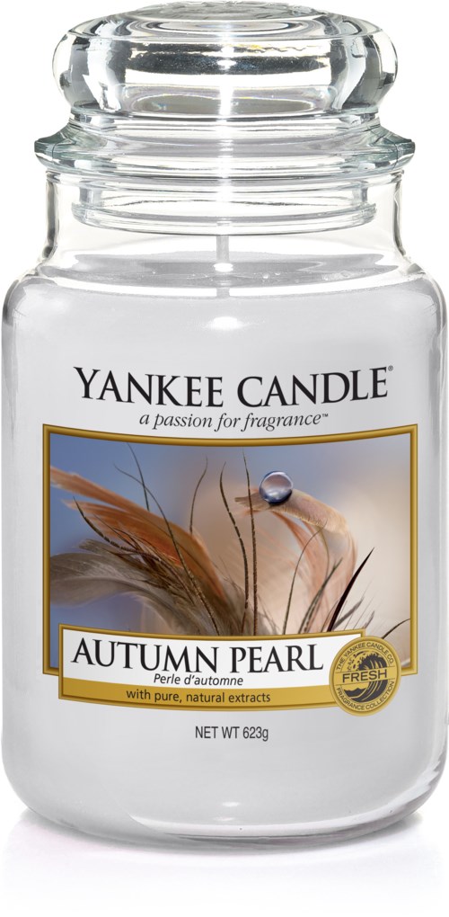 Ett klart glasburk med lock, märkt 'Yankee Candle Autumn Pearl', som visar fjädrar och en pärla på etiketten.