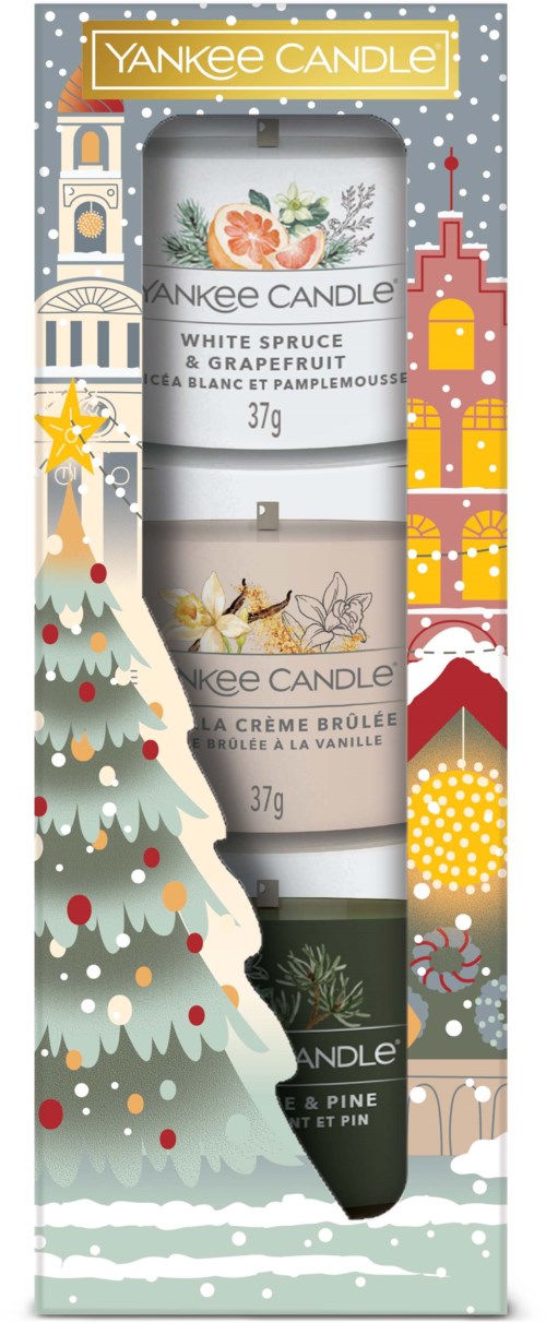 Ett presentset med tre små Yankee Candle-vaxljus, med julinspirerad förpackning som visar en julgran och festliga byggnader.