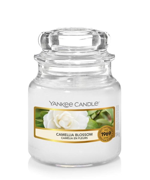 Yankee Candle-krukke med kameliablomst duft, hvid voks og klar glaskrukke.