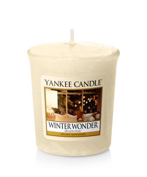 En ljusljus Yankee Candle med vinterbild på etiketten, visar ljus och en stjärna, kallad Winter Wonder.