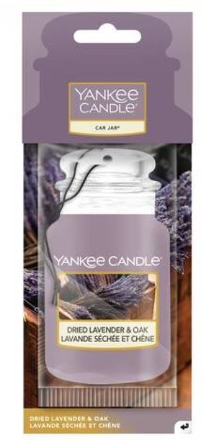 En liten burk från Yankee Candle med doft av torkad lavendel och ek, i lila förpackning med lavendelbild.