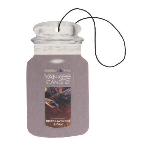 En lavendeldoftande ljus i en burk med en hängande snöre, märkt 'Dried Lavender & Oak' från Yankee Candle.