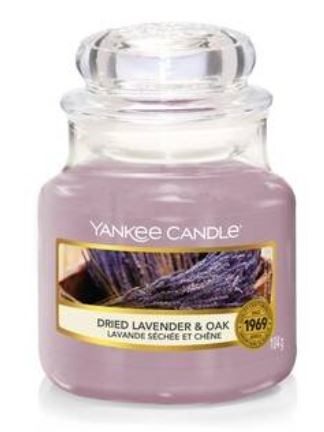 Słoik Yankee Candle z jasnofioletowym woskiem, zapach lawendy i dębu, przezroczyste szkło i pokrywka.