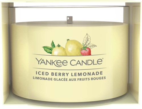 En Yankee Candle-utställning med skylt för Iced Berry Lemonade-doften, med bilder av citroner, en jordgubbe och blad.